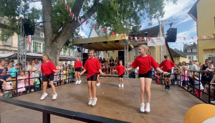 Die Kinder der Rope Skipping Gruppe führen ihren Auftritt auf dem Erdbeerfest auf