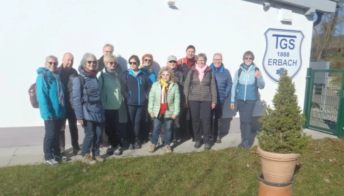 Eine Wandergruppe posiert vor dem Vereinsheim bevor die Wanderung startet