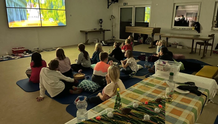 Bunter Kindernachmittag – Weihnachtsbasteln, Kinderdisco und Kinoabend