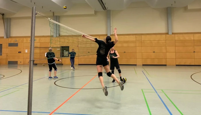 Volleyballspielende in Aktion